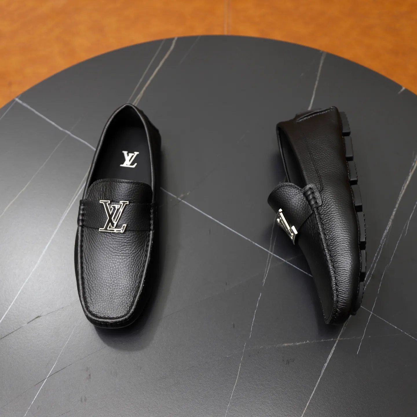 Ex-factory price: 480💰【LV】Louis Vuitton ⚠️High-end men’s driving and pedal series ⚠️38-44 (customized for 45) ⚠️All original cowhide leather! Thick and soft! Made entirely of calfskin lining! Rubber sheet anti-slip beanie sole! Three-dimensional package technology! Fashionable and classic! Handicrafts! Original high quality! Feel free to compare!